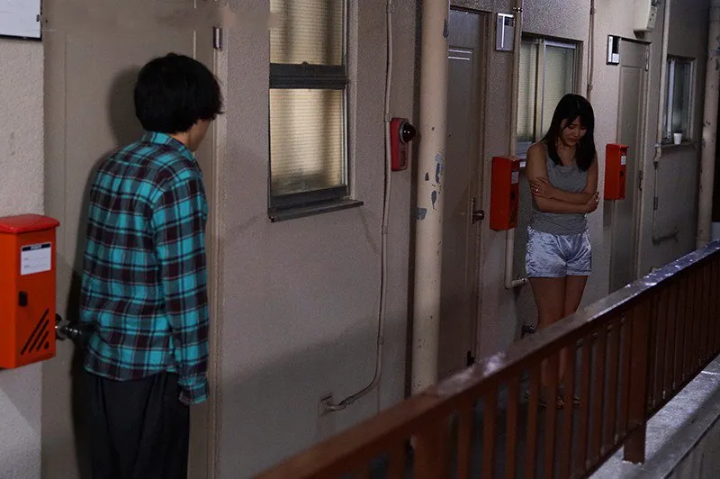 Bí mật lén lút với em gái hàng xóm cãi nhau bị người chồng đuổi ra cửa