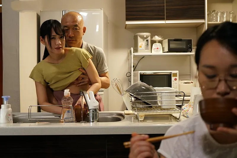 Gã chồng chịch con gái riêng của vợ khi biết bà xã không thể sinh con cho mình