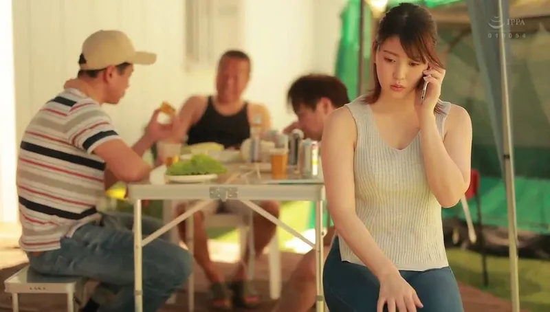 ông chồng khờ để vợ tham gia sự kiện cắm trại với mấy gã nhà bên và cái kết