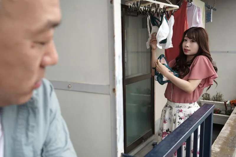 Gã gần nhà chuyên soi mói và cặp vợ chồng yêu thường xuyên rên la quá to